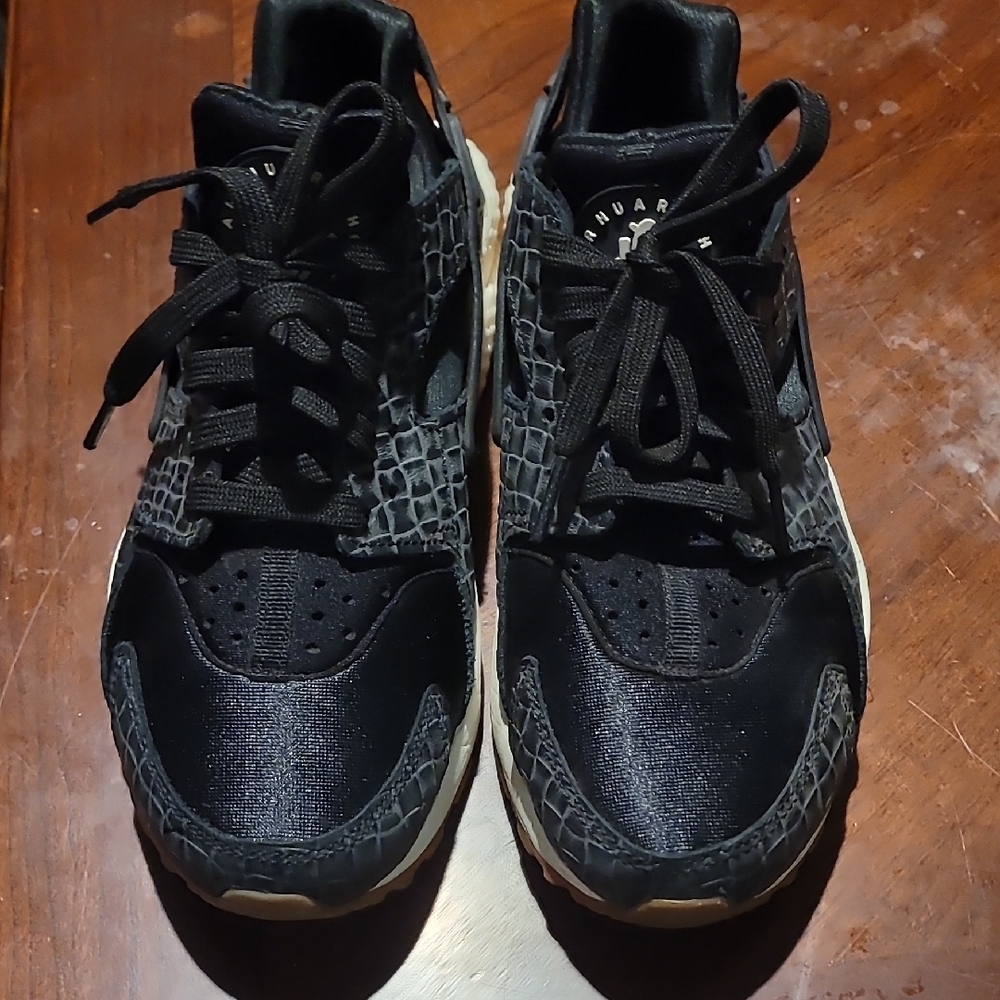 Stylish Black Women's Sneakers